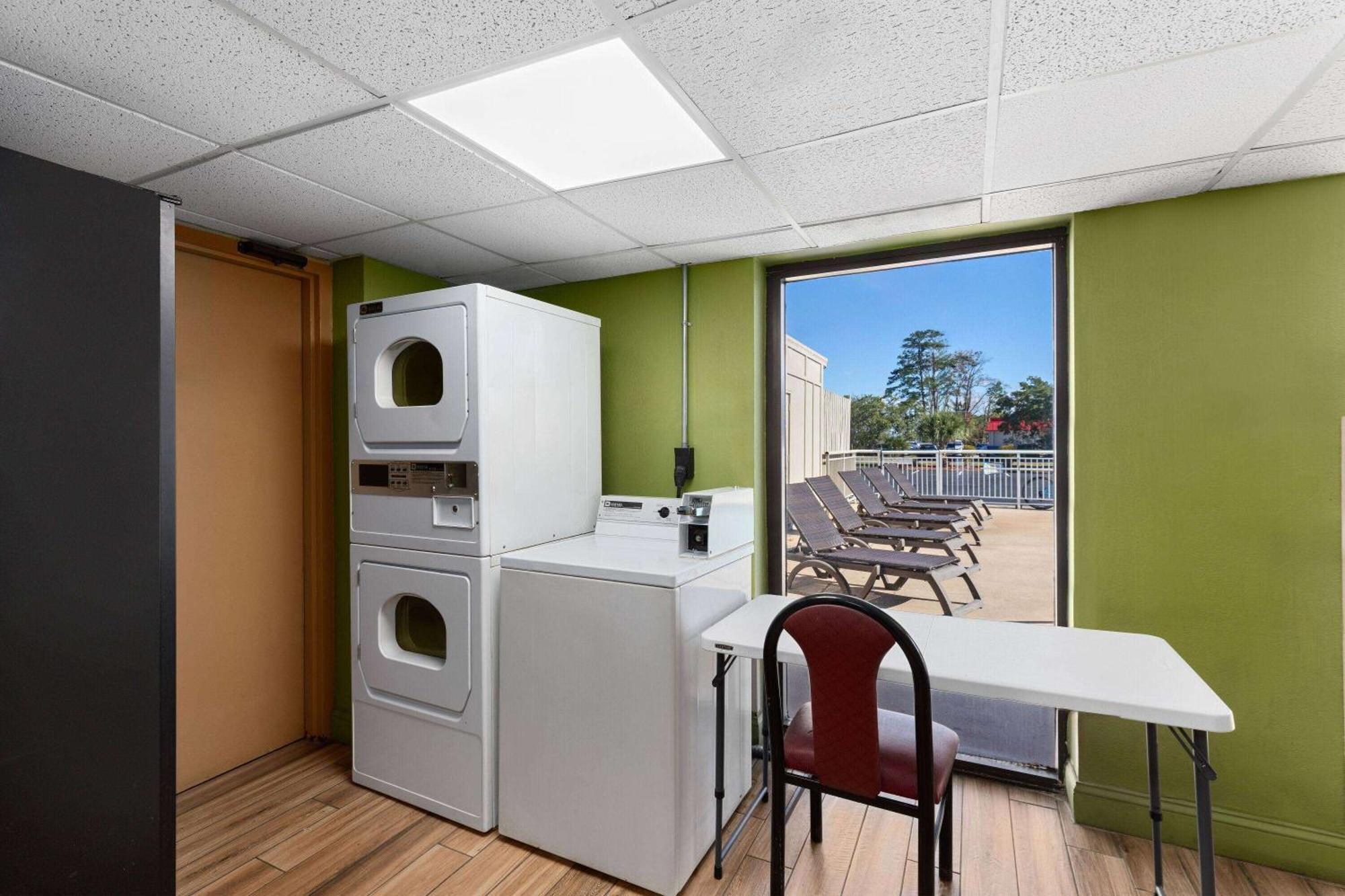 Super 8 By Wyndham Myrtle Beach/Market Common Area Exterior photo