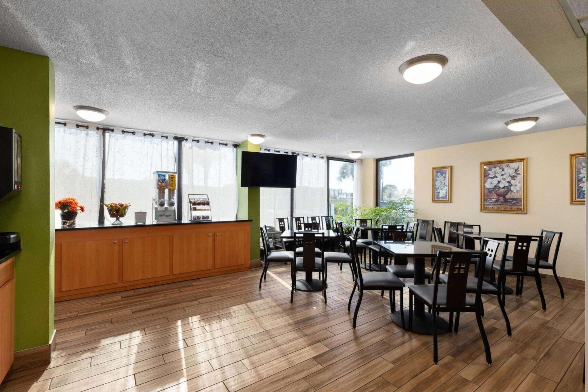 Super 8 By Wyndham Myrtle Beach/Market Common Area Exterior photo